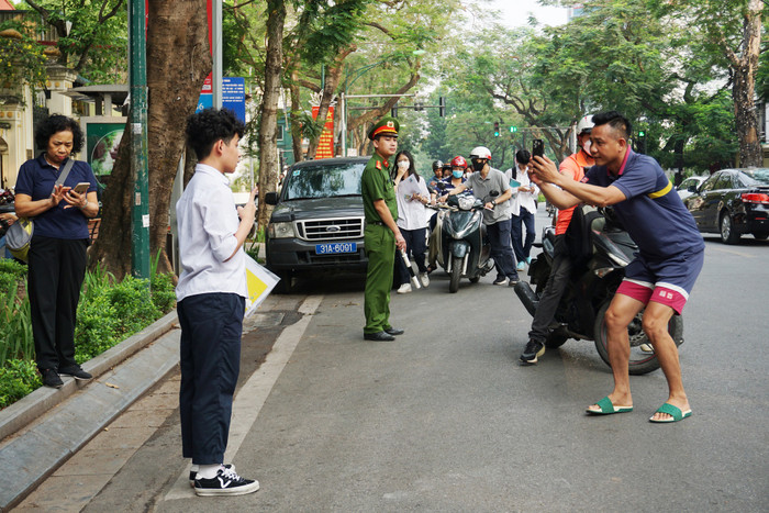 Bố chụp ảnh kỷ niệm cho con trai trước khi bước vào kỳ thi tại điểm thi Trường Trung học phổ thông Việt Đức. Ảnh: Phạm Minh Bố chụp ảnh kỷ niệm cho con trai trước khi bước vào kỳ thi tại điểm thi Trường Trung học phổ thông Việt Đức. Ảnh: Phạm Minh