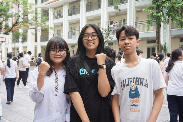 Học sinh Nguyễn Khánh Linh cùng hai người bạn tại điểm thi Trường Trung học cơ sở Nguyễn Du. Ảnh: Phạm Minh