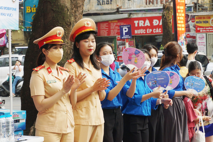 Đội ngũ an ninh và tình nguyện viên có mặt từ sớm và đồng hành với thí sinh trong suốt quá trình thi. Ảnh: Phạm Minh Đội ngũ an ninh và tình nguyện viên có mặt từ sớm và đồng hành với thí sinh trong suốt quá trình thi. Ảnh: Phạm Minh