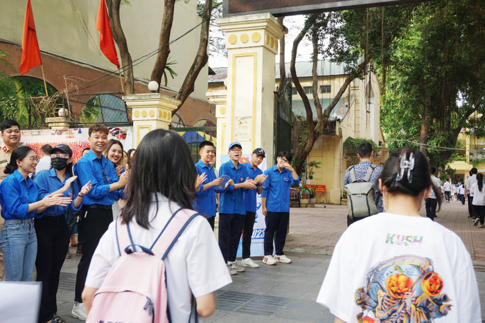 Các tình nguyện viên có mặt từ sớm tiếp sức mùa thi cho các sĩ tử. Ảnh: Phạm Minh Các tình nguyện viên có mặt từ sớm tiếp sức mùa thi cho các sĩ tử. Ảnh: Phạm Minh