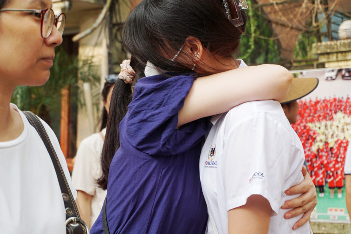 Những cái ôm đầy yêu thương, giúp các sĩ tử mạnh mẽ, tự tin hơn. Ảnh: Phạm Minh Những cái ôm đầy yêu thương, giúp các sĩ tử mạnh mẽ, tự tin hơn. Ảnh: Phạm Minh