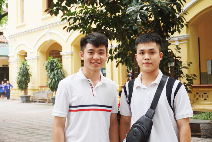 Nguyễn Trọng Tài (bên trái) và Nguyễn Tấn Hưng là hai thí sinh tự do tại điểm thi Trường Trung học phổ thông Phan Đình Phùng. Ảnh: Phạm Minh