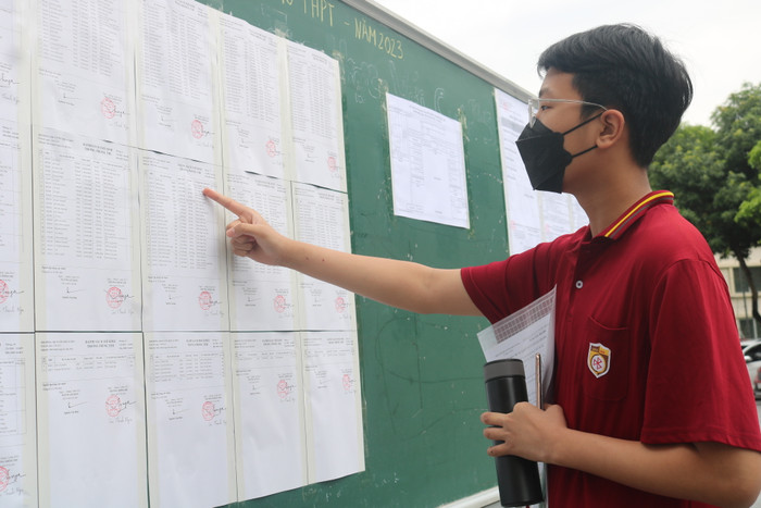 Em Đoàn Nam Thiện tìm kiếm thông tin phòng thi trước giờ làm thủ tục dự thi. Ảnh: Phương Nga Em Đoàn Nam Thiện tìm kiếm thông tin phòng thi trước giờ làm thủ tục dự thi. Ảnh: Phương Nga