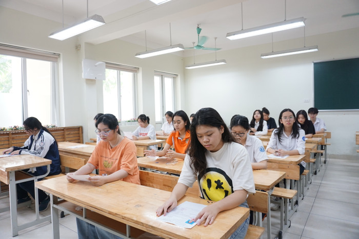 Thí sinh làm thủ tục dự thi và nghe cán bộ coi thi phổ biến quy chế thi. Ảnh: Phạm Minh Thí sinh làm thủ tục dự thi và nghe cán bộ coi thi phổ biến quy chế thi. Ảnh: Phạm Minh