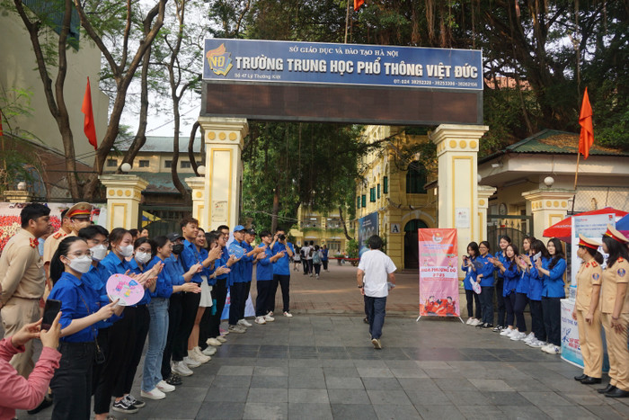 Đội ngũ tình nguyện viên cùng cổ vũ tinh thần, chúc thí sinh may mắn và đạt điểm cao. Ảnh: Phạm Minh Đội ngũ tình nguyện viên cùng cổ vũ tinh thần, chúc thí sinh may mắn và đạt điểm cao. Ảnh: Phạm Minh