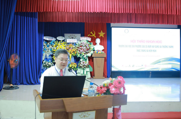 Phó Giáo sư, Tiến sĩ Bùi Văn Dũng phát biểu đề dẫn Hội thảo. Phó Giáo sư, Tiến sĩ Bùi Văn Dũng phát biểu đề dẫn Hội thảo.