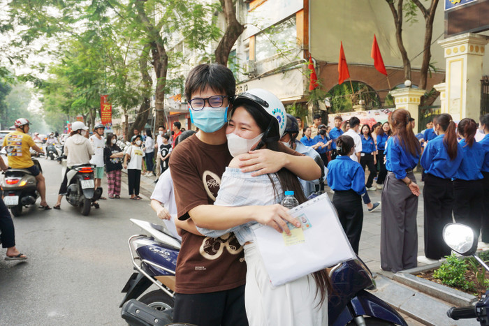 Chị gái dành cho em trai cái ôm yêu thương, động viên tinh thần em tự tin vượt qua kỳ thi. Ảnh: Phạm Minh Chị gái dành cho em trai cái ôm yêu thương, động viên tinh thần em tự tin vượt qua kỳ thi. Ảnh: Phạm Minh