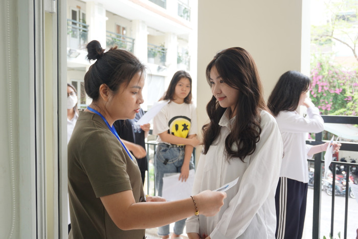Sáng 10/6, thí sinh Hà Nội bước vào môn thi đầu tiên của kỳ thi tuyển sinh vào lớp 10 công lập. Ảnh: Phạm Minh