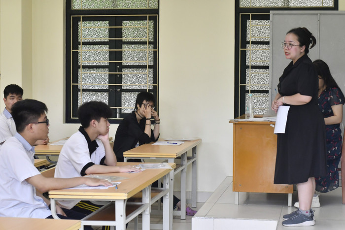 Theo Quy chế thi tốt nghiệp, thí sinh mang điện thoại vào phòng thi sẽ bị đình chỉ thi và hủy kết quả thi. Ảnh minh họa: PM gdvn_thi tn.jpg