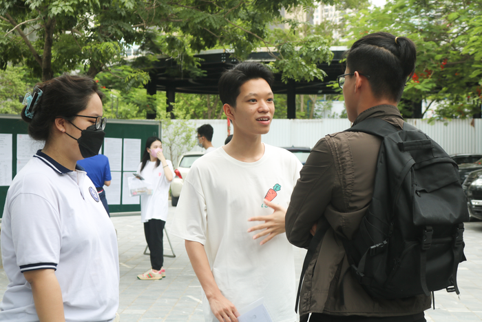 Trước khi bước vào thi, mỗi thí sinh lại mang một tâm trạng khác nhau. Ảnh: Doãn Nhàn