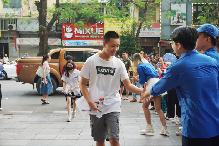 Cách động viên đáng yêu của tình nguyện viên dành cho các sĩ tử. Ảnh: Phạm Minh Cách động viên đáng yêu của tình nguyện viên dành cho các sĩ tử. Ảnh: Phạm Minh