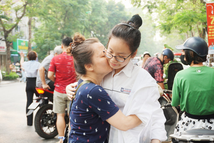 Người mẹ ôm, hôn và động viên con gái bước vào kỳ thi. Ảnh: Phạm Minh Người mẹ ôm, hôn và động viên con gái bước vào kỳ thi. Ảnh: Phạm Minh
