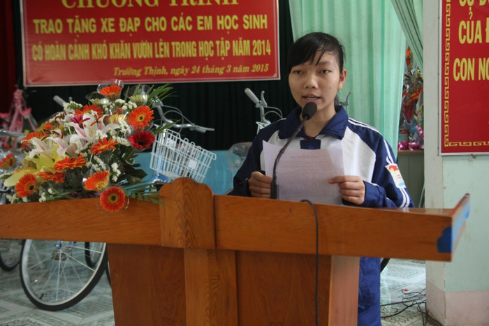 Em Ngô Linh Chi đã không giấu nổi niềm xúc động và vui sướng khi nhận được món quà là chiếc xe đạp mới toanh do Quỹ tấm lòng Việt Nam-Báo Điện tử giáo dục Việt Nam trao tặng. Em hứa sẽ cố gắng học thật tốt để không phụ lòng gia đình và mọi người đã và đang kỳ vọng vào mình.