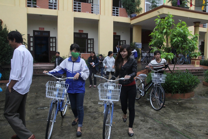 Những chiếc xe đạp sẽ giúp các em tới trường đỡ vất vả hơn và là món quà khích lệ tinh thần hiếu học của các em.