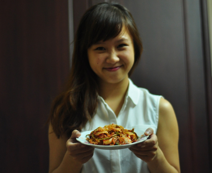 " Kim chi là một món ăn tuyệt vời của đất nước xứ Hàn lạnh giá, đặc biệt dùng Kim chi ăn kèm với thịt quay, hay đồ mỡ thì quả thật là hết ý. Trời chuyển lạnh làm một bát canh Kim chi cũng vô cũng hấp dẫn. Thi thoảng tôi hay vào bếp làm món ăn này cho mọi người trong gia đình cùng thưởng thức. Cách làm rất đơn giản: Hành lá rửa sạch, đầu hành thái sợi hoặc cắt khúc nhỏ đập dập, lá cho vào nước muối ngâm cải từ tối hôm trước. Củ cải bào sợi cho vào thau nước muối luôn. Hành lá, củ cải, cà rốt thái sợi sau khi ngâm sơ nuớc muối đem xả lại bằng nước lạnh rồi vắt khô. Pha nước muối sao cho hơi mặn, đổ ngập cải, lấy đồ nặng dằn lên. Thường tối ngâm sáng xả nước để ráo là vừa. Cải sau khi ngâm qua vớt ra xả sơ bằng nước lạnh rồi để vào rổ cho thật ráo nước. Nước gừng + nước tỏi (hoặc tỏi xay) + nước mắm + đường + bột ngọt chứa tinh chất Umami pha làm sao nếm ngon và dậy mùi thơm. Sau khi nêm nếm nước pha vừa miệng, cho 1 muỗng canh dầu mè và 1 muỗng hạt mè vào trộn đều rồi cho 3 muỗng ớt màu của Korean vào. Cho hành, gừng thái sợi và củ cải, cà rốt thái sợi vào trộn, sau đó, trộn tất cả các gia vị đó vào từng tép cải cho đều. Cuối cùng, cho Kim chi vào hộp đóng kín lại để ở ngoài 1 đêm rồi cho vào tủ lạnh ăn dần..Món ăn này là món khoái khẩu của cả gia đình tôi, nó làm tan đi cái gia lạnh của mùa đông năm nay...". " Kim chi là một món ăn tuyệt vời của đất nước xứ Hàn lạnh giá, đặc biệt dùng Kim chi ăn kèm với thịt quay, hay đồ mỡ thì quả thật là hết ý. Trời chuyển lạnh làm một bát canh Kim chi cũng vô cũng hấp dẫn. Thi thoảng tôi hay vào bếp làm món ăn này cho mọi người trong gia đình cùng thưởng thức. Cách làm rất đơn giản: Hành lá rửa sạch, đầu hành thái sợi hoặc cắt khúc nhỏ đập dập, lá cho vào nước muối ngâm cải từ tối hôm trước. Củ cải bào sợi cho vào thau nước muối luôn. Hành lá, củ cải, cà rốt thái sợi sau khi ngâm sơ nuớc muối đem xả lại bằng nước lạnh rồi vắt khô. Pha nước muối sao cho hơi mặn, đổ ngập cải, lấy đồ nặng dằn lên. Thường tối ngâm sáng xả nước để ráo là vừa. Cải sau khi ngâm qua vớt ra xả sơ bằng nước lạnh rồi để vào rổ cho thật ráo nước. Nước gừng + nước tỏi (hoặc tỏi xay) + nước mắm + đường + bột ngọt chứa tinh chất Umami pha làm sao nếm ngon và dậy mùi thơm. Sau khi nêm nếm nước pha vừa miệng, cho 1 muỗng canh dầu mè và 1 muỗng hạt mè vào trộn đều rồi cho 3 muỗng ớt màu của Korean vào. Cho hành, gừng thái sợi và củ cải, cà rốt thái sợi vào trộn, sau đó, trộn tất cả các gia vị đó vào từng tép cải cho đều. Cuối cùng, cho Kim chi vào hộp đóng kín lại để ở ngoài 1 đêm rồi cho vào tủ lạnh ăn dần..Món ăn này là món khoái khẩu của cả gia đình tôi, nó làm tan đi cái gia lạnh của mùa đông năm nay...".