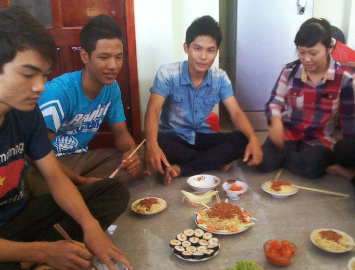 "Nhắc đến ẩm thực Ý, không thể không nhắc đến những món mỳ – món ăn được coi là nữ hoàng của ẩm thực nơi đây. Có rất nhiều cách chế biến mỳ Ý khác nhau tùy theo sở thích và khẩu vị của mỗi người. Cuối tuần tôi hay mời bạn bè đến khu trọ sinh viên của mình để thết đãi món mỳ ý sốt cà chua ngon tuyệt. Cách làm rất đơn giản: Cho mỳ Ý vào nồi nước sôi khoảng 8-10 phút hoặc theo chỉ dẫn trên bao bì đến khi mỳ chín mềm.. Cho thịt bò băm đã tẩm ướp gia vị chứa tinh chất Umami vào chảo dầu đảo đều thịt trong chảo cho thịt tơi ra Sau khoảng 18 - 20 phút, bớt lửa và cho hành tây, tỏi cùng cà chua vào. Đổ sốt cà chua vào, đảo đều cho sốt thấm. Bớt lửa xuống mức thấp và đậy nắp, đun trong khoảng 20 phút nữa cho thịt mềm,ngấm sốt. Bây giờ là lúc sắp hoàn thành phần thịt bò sốt cà tuyệt ngon, nêm nếm lại cho vừa miệng và thêm lá gia vị thơm của Ý, oregano và hạt tiêu. Món ăn thật thơm ngon và đẹp mắt, ăn hết mà vẫn thấy thòm thèm". "Nhắc đến ẩm thực Ý, không thể không nhắc đến những món mỳ – món ăn được coi là nữ hoàng của ẩm thực nơi đây. Có rất nhiều cách chế biến mỳ Ý khác nhau tùy theo sở thích và khẩu vị của mỗi người. Cuối tuần tôi hay mời bạn bè đến khu trọ sinh viên của mình để thết đãi món mỳ ý sốt cà chua ngon tuyệt. Cách làm rất đơn giản: Cho mỳ Ý vào nồi nước sôi khoảng 8-10 phút hoặc theo chỉ dẫn trên bao bì đến khi mỳ chín mềm.. Cho thịt bò băm đã tẩm ướp gia vị chứa tinh chất Umami vào chảo dầu đảo đều thịt trong chảo cho thịt tơi ra Sau khoảng 18 - 20 phút, bớt lửa và cho hành tây, tỏi cùng cà chua vào. Đổ sốt cà chua vào, đảo đều cho sốt thấm. Bớt lửa xuống mức thấp và đậy nắp, đun trong khoảng 20 phút nữa cho thịt mềm,ngấm sốt. Bây giờ là lúc sắp hoàn thành phần thịt bò sốt cà tuyệt ngon, nêm nếm lại cho vừa miệng và thêm lá gia vị thơm của Ý, oregano và hạt tiêu. Món ăn thật thơm ngon và đẹp mắt, ăn hết mà vẫn thấy thòm thèm".
