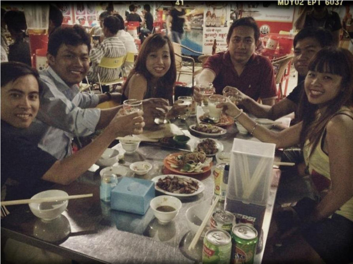 "Ẩm thực Campuchia, cũng như thói quen ẩm thực của nhiều dân tộc thuộc nền văn minh lúa nước trong khu vực châu Á, cho thấy những đặc điểm riêng biệt. Trong dịp đi du lịch Campuchia tôi đã được một người bạn người Campuchia dẫn đi ăn những món ăn đặc trưng, độc đáo của ẩm thực nơi đây. Người dân Campuchia có thói quen ăn gạo tẻ và ăn nhiều cá hơn thịt. Vào các ngày lễ tết, nông thôn cũng như thành thị đều có gói bánh tét, bánh ít. Phần lớn trong mỗi gia đình đều có mắm bồ hóc để ăn quanh năm. Ẩm thực Campuchia ảnh hưởng phong cách mạnh mẽ của Ấn Độ và Trung Hoa, hầu hết các món ăn có vị lạt, ngọt chứa tinh chất Umami đậm đà và vị béo ngậy. Món ăn Ấn Độ tìm thấy hầu hết ở các gia vị được dùng chủ yếu là cay như sa tế, ớt, tiêu, nhục, hồi v.v. Món ăn Trung Hoa được tìm thấy nhiều với vị lạt và khá béo, nhiều dầu mỡ nhất là mang phong cách ẩm thực vùmg Tứ Xuyên. Các thực phẩm chủ yếu cho người dân Campuchia là lúa gạo. Hầu như mỗi bữa ăn đều có cơm. Các món khác như cari, súp hoặc khoai tây chiên thường là các món chính đi kèm khá phổ biến. Ngoài gạo, người Campuchia còn sử dụng nếp để chế biến ra các món xôi và cơm lam. Xôi thường đi kèm sầu riêng như là một món tráng miệng còn cơm lam thường dùng như là một món thay thế cơm cho người nông dân làm ruộng khi mà họ không có thời gian chế biến. Ẩm thực nơi đây phong phú và là điểm đến lý tưởng của tất cả mọi người trên thế giới".