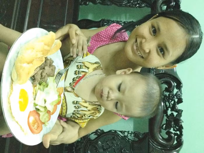 "Mùi vị thịt bò tẩm ướp thật khéo léo hòa quyện với nước sốt đậm đà, vừa miệng ăn cùng những gia vị ngọt ngậy. Bò bít tết mà cha tôi làm được ăn kèm với khoai tây chiên giòn với vị bơ thơm phức và ngọt ngậy, vị Umami có trong cà chua và salad trộn kết hợp với vị ngậy của trứng ốp la và giòn tan của bánh mì. Tất cả những mùi vị kết hợp đó đã tạo nên một món bò bít tết phong cách Âu châu đặc trưng bởi bàn tay điêu luyện của cha tôi tự làm cho gia đình thưởng thức mỗi khi có thời gian rảnh rỗi bên vợ con. Với thế hệ 9x bận rộn với bao dự định cho kế hoạch học tập vì công việc tương lai tôi đã chưa kịp cảm nhận được nỗi khó khăn vất vả, tình yêu thương của cha đã giành cho gia đình, cho tôi, một phần cũng do bản tính của cha thật ít nói và ít biểu lộ cảm xúc của bản thân mình với bất kì ai trong gia đình ngoài mẹ tôi, một phần cũng để cho các con yên tâm học hành nên người. Còn thật nhỏ để chưa hiểu hết những điều trong lòng cha nghĩ, đến khi 20 tuổi, tôi mới nhận ra đó chính là do tôi thật sự vô tâm không những với cha, mà còn với mẹ, với gia đình thân yêu của mình, không biết quan tâm đến mọi người. Và giờ đây, tôi mới nhận ra điều đó, tôi thay cho cha quan tâm, chăm sóc mẹ, cho gia đình cho dù đã hơi muộn, nhưng cũng phần nào an ủi mẹ là tôi đã thành “cậu bé” trưởng thành, biết quan tâm, biết suy nghĩ, biết lo lắng. Và mỗi lần đi Củ Chi thăm cha, thắp cho cha một nén nhang sưởi ấm, tôi không quên ghé bên đường mua ít thịt bò Củ Chi để về làm món bò bít tết mà mẹ vẫn thường hay khen cha làm ngon, dù không thể nào bằng được mùi vị của cha làm, nhưng phần nào cũng là nguồn động viên mẹ, để gia đình lại ngồi bên nhau kể cho nhau nghe, chia sẻ cho nhau những buồn vui trong cuộc sống" "Mùi vị thịt bò tẩm ướp thật khéo léo hòa quyện với nước sốt đậm đà, vừa miệng ăn cùng những gia vị ngọt ngậy. Bò bít tết mà cha tôi làm được ăn kèm với khoai tây chiên giòn với vị bơ thơm phức và ngọt ngậy, vị Umami có trong cà chua và salad trộn kết hợp với vị ngậy của trứng ốp la và giòn tan của bánh mì. Tất cả những mùi vị kết hợp đó đã tạo nên một món bò bít tết phong cách Âu châu đặc trưng bởi bàn tay điêu luyện của cha tôi tự làm cho gia đình thưởng thức mỗi khi có thời gian rảnh rỗi bên vợ con. Với thế hệ 9x bận rộn với bao dự định cho kế hoạch học tập vì công việc tương lai tôi đã chưa kịp cảm nhận được nỗi khó khăn vất vả, tình yêu thương của cha đã giành cho gia đình, cho tôi, một phần cũng do bản tính của cha thật ít nói và ít biểu lộ cảm xúc của bản thân mình với bất kì ai trong gia đình ngoài mẹ tôi, một phần cũng để cho các con yên tâm học hành nên người. Còn thật nhỏ để chưa hiểu hết những điều trong lòng cha nghĩ, đến khi 20 tuổi, tôi mới nhận ra đó chính là do tôi thật sự vô tâm không những với cha, mà còn với mẹ, với gia đình thân yêu của mình, không biết quan tâm đến mọi người. Và giờ đây, tôi mới nhận ra điều đó, tôi thay cho cha quan tâm, chăm sóc mẹ, cho gia đình cho dù đã hơi muộn, nhưng cũng phần nào an ủi mẹ là tôi đã thành “cậu bé” trưởng thành, biết quan tâm, biết suy nghĩ, biết lo lắng. Và mỗi lần đi Củ Chi thăm cha, thắp cho cha một nén nhang sưởi ấm, tôi không quên ghé bên đường mua ít thịt bò Củ Chi để về làm món bò bít tết mà mẹ vẫn thường hay khen cha làm ngon, dù không thể nào bằng được mùi vị của cha làm, nhưng phần nào cũng là nguồn động viên mẹ, để gia đình lại ngồi bên nhau kể cho nhau nghe, chia sẻ cho nhau những buồn vui trong cuộc sống"