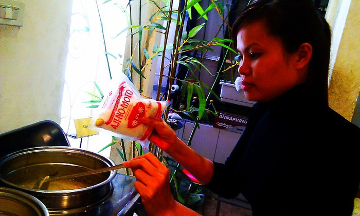 "Súp kem gà là món ăn được các con tôi yêu thích. Vì thế cuối tuần tôi thường vào bếp nấu món ăn này cho cả nhà thưởng thức. Cách chế biến đơn giản: Ức gà rửa sạch, thái hạt lựu nhỏ. Ướp gà với 1/2 thìa cà phê hạt nêm Aji-ngon, bột ngọt AJI-NO-MOTO chứa tinh chất Umami đậm đà, muối, đường, tiêu, để thấm 10 phút. Nấm hương ngâm qua nước muối pha loãng, rửa sạch, thái hạt lựu. Phi thơm hành tím với dầu ăn, cho thịt gà vào xào sơ cùng với nấm. Bắc nồi lên bếp, đun sôi nước dùng với bơ, sữa tươi và kem sữa tươi. Cho thịt gà và nấm vào, nấu sôi trở lại, nêm hạt nêm Aji-ngon vừa ăn. Hòa bột năng với ít nước cho vào từ từ để tạo độ sánh. Múc súp ra chén, có thể trang trí thêm ít xà lách tím và ớt chuông vàng cho đẹp. Món này ăn trời lạnh lạnh thế này thì không có gì thú vị bằng. Mọi người ai cũng khen mãi không thôi". "Súp kem gà là món ăn được các con tôi yêu thích. Vì thế cuối tuần tôi thường vào bếp nấu món ăn này cho cả nhà thưởng thức. Cách chế biến đơn giản: Ức gà rửa sạch, thái hạt lựu nhỏ. Ướp gà với 1/2 thìa cà phê hạt nêm Aji-ngon, bột ngọt AJI-NO-MOTO chứa tinh chất Umami đậm đà, muối, đường, tiêu, để thấm 10 phút. Nấm hương ngâm qua nước muối pha loãng, rửa sạch, thái hạt lựu. Phi thơm hành tím với dầu ăn, cho thịt gà vào xào sơ cùng với nấm. Bắc nồi lên bếp, đun sôi nước dùng với bơ, sữa tươi và kem sữa tươi. Cho thịt gà và nấm vào, nấu sôi trở lại, nêm hạt nêm Aji-ngon vừa ăn. Hòa bột năng với ít nước cho vào từ từ để tạo độ sánh. Múc súp ra chén, có thể trang trí thêm ít xà lách tím và ớt chuông vàng cho đẹp. Món này ăn trời lạnh lạnh thế này thì không có gì thú vị bằng. Mọi người ai cũng khen mãi không thôi".