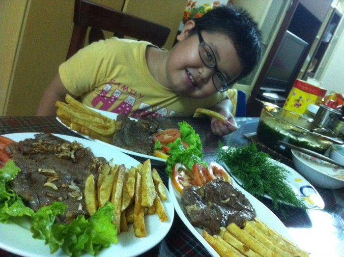 "Bò úc nướng đá là món ăn được nhiều người yêu thích từ Âu sang Á. Đây là món ăn có đẳng cấp trên bàn tiệc của những người sang trọng, quý tộc từ xưa đến nay. Món ăn được chế biến đơn giản nhưng mang hương vị thơm ngon, đậm đà của thịt bò được tẩm ướp gia vị một cách khéo léo, có vị mặn vừa của nước tương, vị cay của ớt, vị ngọt béo của tinh chất Umami trong thịt. Thịt được nướng trên đá nóng thật đặc biệt, chính điều này đã tạo ra hương vị độc đáo cho món ăn này. Khi miếng thịt chín vàng, sánh mềm tan ra trên đầu lưỡi của người dùng thật tuyệt vời làm sao, muốn ăn mãi không thôi. Thịt bò bít tết được ăn cùng với khoai tây rán, cà chua, xà lách thì thật là hợp. Vị mát của rau và cà chua, bùi bùi của khoai hòa vào với vị béo ngậy của thịt khiến người ăn không thấy chán và đảm bảo cho sức khỏe. Đây là món ăn đặc trưng cho ẩm thực phương Tây". "Bò úc nướng đá là món ăn được nhiều người yêu thích từ Âu sang Á. Đây là món ăn có đẳng cấp trên bàn tiệc của những người sang trọng, quý tộc từ xưa đến nay. Món ăn được chế biến đơn giản nhưng mang hương vị thơm ngon, đậm đà của thịt bò được tẩm ướp gia vị một cách khéo léo, có vị mặn vừa của nước tương, vị cay của ớt, vị ngọt béo của tinh chất Umami trong thịt. Thịt được nướng trên đá nóng thật đặc biệt, chính điều này đã tạo ra hương vị độc đáo cho món ăn này. Khi miếng thịt chín vàng, sánh mềm tan ra trên đầu lưỡi của người dùng thật tuyệt vời làm sao, muốn ăn mãi không thôi. Thịt bò bít tết được ăn cùng với khoai tây rán, cà chua, xà lách thì thật là hợp. Vị mát của rau và cà chua, bùi bùi của khoai hòa vào với vị béo ngậy của thịt khiến người ăn không thấy chán và đảm bảo cho sức khỏe. Đây là món ăn đặc trưng cho ẩm thực phương Tây".