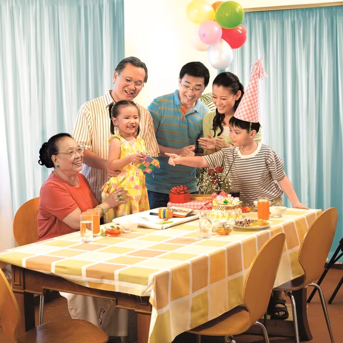"Từ xưa đến này, dù đi chốn nào, lòng người luôn nhớ thương, ngày hạnh phúc xưa, rồi ngày mai đến niềm hạnh phúc không phai mờ. Mái ấm gia đình…" "Từ xưa đến này, dù đi chốn nào, lòng người luôn nhớ thương, ngày hạnh phúc xưa, rồi ngày mai đến niềm hạnh phúc không phai mờ. Mái ấm gia đình…"