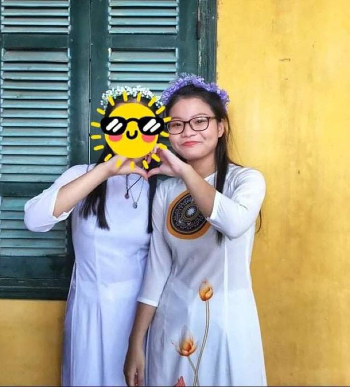 Nữ sinh Trần Phương Mai chụp ảnh cùng bạn học. (Ảnh: NVCC) Nữ sinh Trần Phương Mai chụp ảnh cùng bạn học. (Ảnh: NVCC)