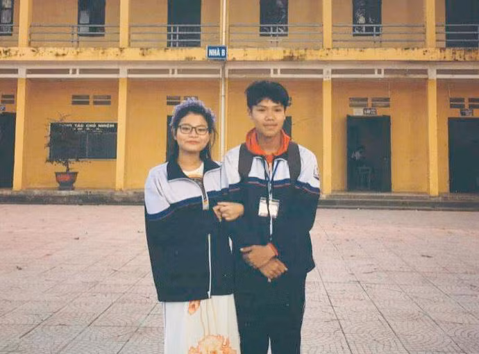 Phương Mai chụp chung ảnh với em trai. (Ảnh: NVCC)