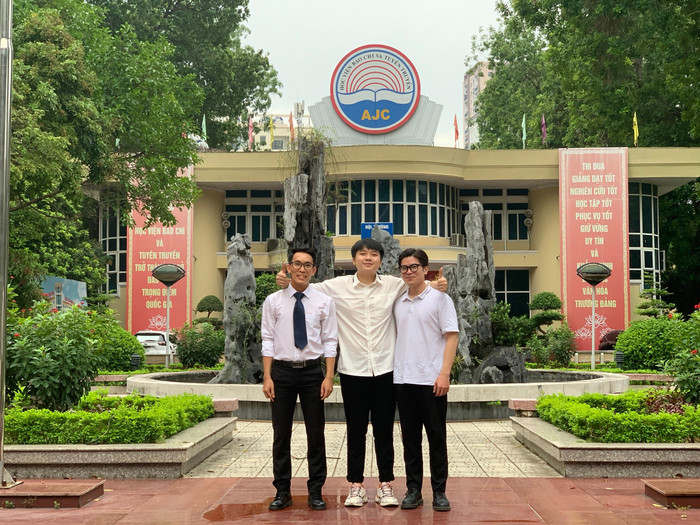 Các bạn học chúc mừng Khang được kết nạp Đảng trong năm học cuối vừa rồi. (Ảnh: Nhân vật cung cấp) Các bạn học chúc mừng Khang được kết nạp Đảng trong năm học cuối vừa rồi. (Ảnh: Nhân vật cung cấp)