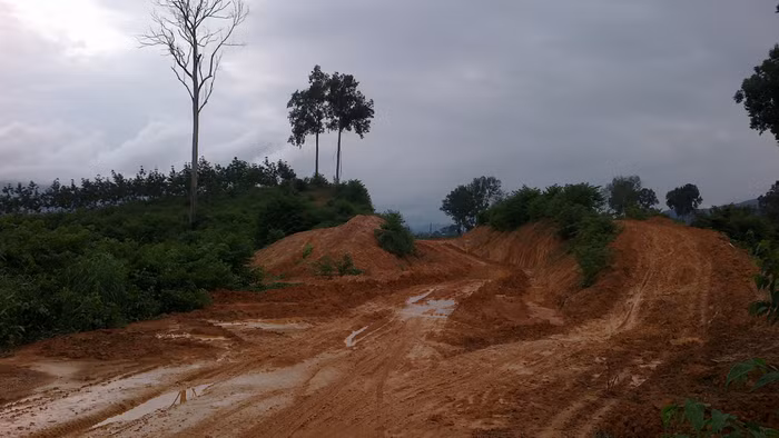 Với những con dốc thẳng đứng, đường đèo uốn lượn quanh co nguy hiểm, con đường duy nhất nối với trung tâm huyện đã bị lũ làm sạt lở. là những thách thức lớn với thầy và trò trường THCS Ngọc Yêu.
