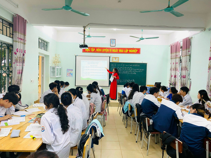 Việc vận động xã hội hoá phụ huynh chưa bao giờ là dễ dàng, nhưng trường Trung học phổ thông Đoàn Kết luôn phân tích quyền lợi học sinh được hưởng và nhà trường luôn công khai, thực hiện theo đúng Thông tư 16 của Bộ Giáo dục, bởi vậy đã nhận được sự ủng hộ của phụ huynh học sinh. (Ảnh: NVCC)