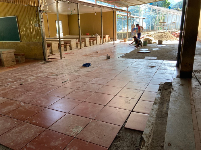 Nhà trường lát nền gạch mới. (Ảnh: Nhà trường cung cấp) Nhà trường lát nền gạch mới. (Ảnh: Nhà trường cung cấp)