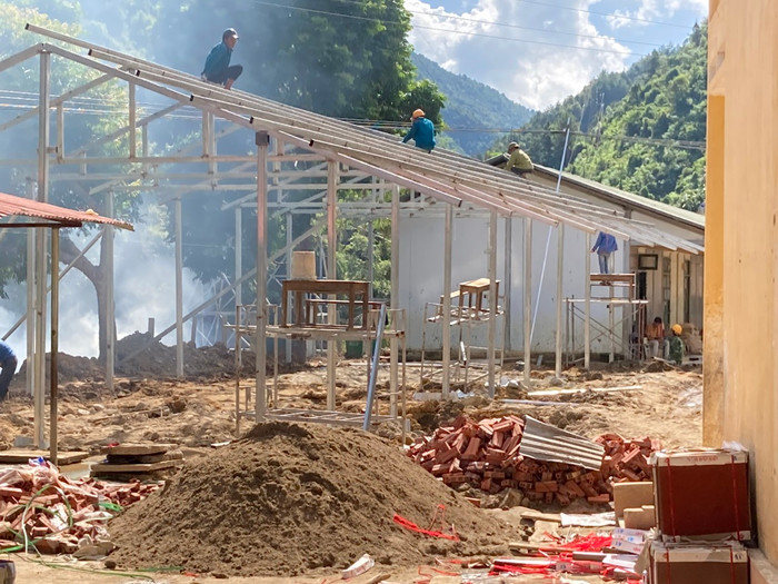 Dãy nhà học tạm đến ngày 21/8 đã hoàn thành phần mái. (Ảnh: Nhà trường cung cấp) Dãy nhà học tạm đến ngày 21/8 đã hoàn thành phần mái. (Ảnh: Nhà trường cung cấp)