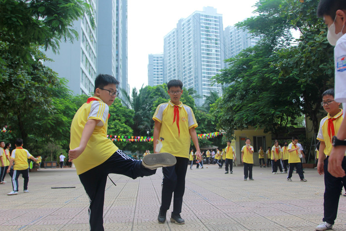 Giờ ra chơi của các em học sinh trường Trung học cơ sở Mai Động. (Ảnh: NP) Giờ ra chơi của các em học sinh trường Trung học cơ sở Mai Động. (Ảnh: NP)