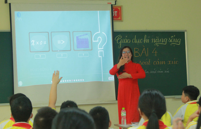 Cô Phương giới thiệu câu hỏi trong mục "Đuổi hình bắt chữ" với hình ảnh. (Ảnh: NP) Cô Phương giới thiệu câu hỏi trong mục "Đuổi hình bắt chữ" với hình ảnh. (Ảnh: NP)