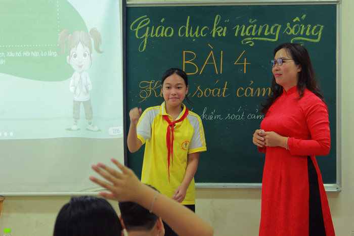 Em Đỗ Hương Giang miêu tả cảm xúc tức giận bằng biểu cảm khuôn mặt để các bạn đoán câu trả lời. (Ảnh: NP) Em Đỗ Hương Giang miêu tả cảm xúc tức giận bằng biểu cảm khuôn mặt để các bạn đoán câu trả lời. (Ảnh: NP)