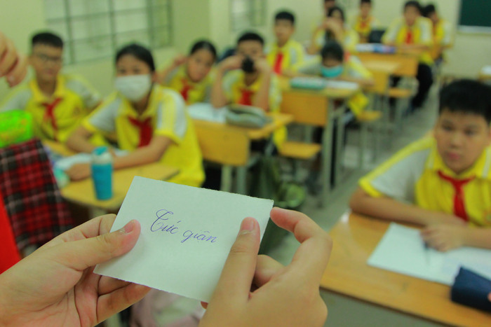 Em Đỗ Hương Giang bốc được nội dung miêu tả cảm xúc tức giận. (Ảnh: NP) Em Đỗ Hương Giang bốc được nội dung miêu tả cảm xúc tức giận. (Ảnh: NP)