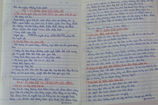 Các em học sinh được giáo viên rèn việc viết những ý chính bằng bút đỏ và ý phụ bằng gạch đầu dòng cùng những nội dung tổng hợp. (Ảnh: NP) Các em học sinh được giáo viên rèn việc viết những ý chính bằng bút đỏ và ý phụ bằng gạch đầu dòng cùng những nội dung tổng hợp. (Ảnh: NP)