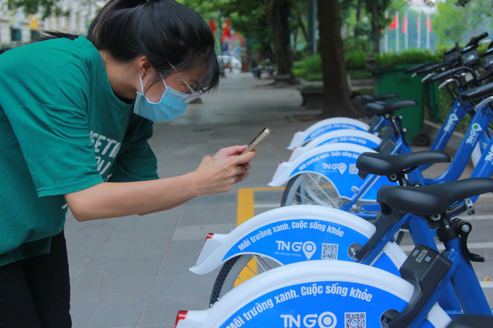 Bạn trẻ là sinh viên đến trải nghiệm sử dụng dịch vụ. (Ảnh: Mạnh Đoàn)