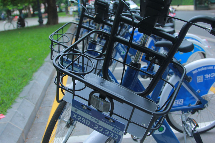 Xe đạp có chỗ để điện thoại, chai nước, để đồ ở giỏ xe khá tiện lợi cho người sử dụng dịch vụ. (Ảnh: Mạnh Đoàn)