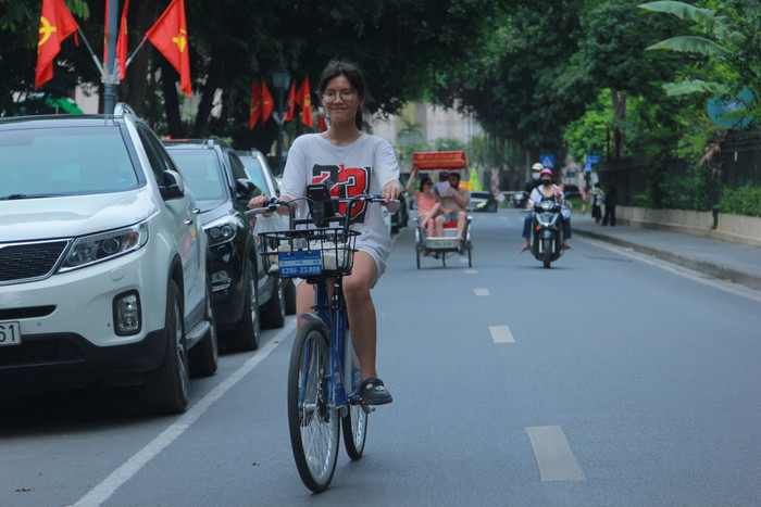 Dương Phương Anh đến điểm đặt xe để trả xe. (Ảnh: Mạnh Đoàn)