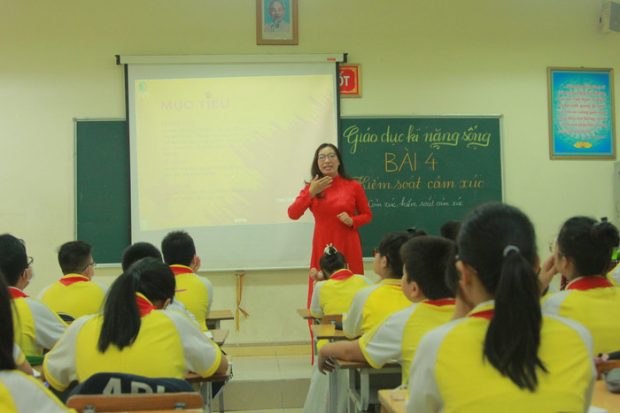 Cô Bùi Thị Lan Phương gợi mở cho học sinh hiểu về chủ đề kỹ năng kiểm soát cảm xúc. (Ảnh: NP) Cô Bùi Thị Lan Phương gợi mở cho học sinh hiểu về chủ đề kỹ năng kiểm soát cảm xúc. (Ảnh: NP)