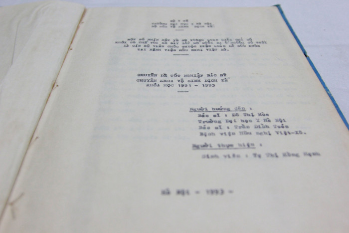 Phó Giáo sư Toán vẫn cất giữ khóa luận tốt nghiệp bác sỹ chuyên khoa vệ sinh dịch tễ khoá học 1991-1993 của nữ sinh Tạ Thị Hồng Hạnh, ông coi đó như kỉ niệm về ý chí, nghị lực của nữ sinh khi vừa sinh nở vẫn quyết đi bảo vệ tốt nghiệp. (Ảnh: Mạnh Đoàn)