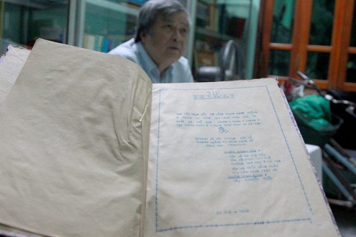 Khóa luận tốt nghiệp bác sĩ chuyên ngành vệ sinh dịch tễ khoá 1989-1990 của một nam sinh được Phó Giáo sư Trần Đình Toán hướng dẫn. Khi đó, chưa có máy tính nên dùng máy đánh chữ in qua giấy than vào sổ. (Ảnh: Mạnh Đoàn)