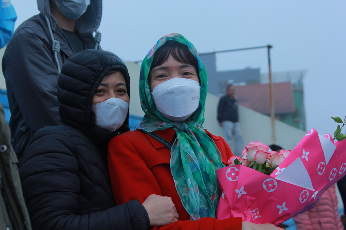 Từ sáng sớm, bà Trần Kim Tuyến (47 tuổi, xã Liên Ninh, huyện Thanh Trì) có con là tân binh Nguyễn Phương Nam (24 tuổi), đã cùng người thân sắm sửa đồ đạc và đi mua bó hoa để tặng cậu con trai lên đường nhập ngũ. Chia sẻ về con, bà Tuyến cho biết, con trai bà học xong cao đẳng và đã đi làm tại một công ty xuất khẩu lao động với mức lương khoảng 10 triệu đồng/tháng. Khi có lệnh gọi nhập ngũ, Nam xung phong đi lính và tạm gác lại công việc. “Tôi hi vọng qua học tập, rèn luyện trong môi trường công an, con sẽ trưởng thành hơn”, cô Tuyến nói và cho biết thêm, ở nhà Nam cũng có tính ngăn nắp, bà tin con sẽ sớm thích nghi với môi trường rèn luyện trong công an. (Ảnh: Mạnh Đoàn)