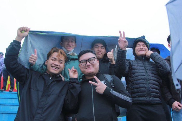 Nhóm bạn của tân binh Nguyễn Đình Phong (sinh năm 2000, trú tại xã Vĩnh Quỳnh, huyện Thanh Trì) đến tiễn bạn lên đường nhập ngũ. Bên cạnh đó, còn có bạn gái của Phong là Hà My (sinh viên năm 4) cũng có tâm trạng bồi hồi đứng hướng về phía người yêu. Hà My cho biết, người yêu đã học xong cao đẳng và đã đi làm. Em hi vọng qua môi trường quân đội, người yêu được rèn luyện và có tính kỷ luật hơn. (Ảnh: Mạnh Đoàn)