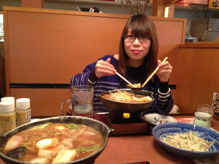 "Ai đã từng đến xứ sở hoa anh đào hẳn sẽ không thể quên món mì Udon giòn dai thơm ngon. Tôi đã có dịp được thưởng thức món ăn này tại nhà hàng Bandotaro – một nhà hang nổi tiếng ở Nhật Bản. Mì Udon - “quốc hồn” của Nhật Bản được chế biến vô cùng công phu. Ban đầu bột để làm mì được cho trong bao ni lông lớn. Người làm mì sẽ giẫm chân lên bao bột. Thời gian giẫm càng lâu thì bột làm mì càng dẻo, có ảnh hưởng đến độ dai của mì sau này. Sau khi giẫm, bột mì được cuốn vào một thanh tròn và được cán đến khi mỏng dẹt. Công đoạn tiếp theo là dùng dao sắc để cắt mì. Sau khi cắt xong, chúng ta đã có sợi mì Udon, thường được sử dụng để chế biến các món ngon hảo hạng ở Nhật. mì chan bằng nước súp củ cải trắng chứa tinh chất Umami đậm đà với tương miso và cá ngừ khô bào mỏng. Mì Udon cũng thường được ăn với xì dầu, vừa tạo vị, tạo hương vừa đẹp mắt"