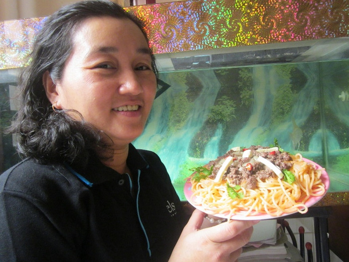 "Mì Spaghetti là món ăn Ý du nhập vào nước ta nhưng đã nhanh chóng trở thành món ăn phổ biến, đặc biệt gia đình tôi rất ưa thích món ăn dễ làm và ngon miệng này. Nhất là khi xào với thịt bò. Nó đã trở thành món điểm tâm thường xuyên vì không mất nhiều thời gian. Thịt mua về ướp sẵn hôm trước cho vào tủ lạnh khi ăn lấy ra. Chỉ cần luộc mì và xào trong 15 phút là đã có bữa ăn sáng ngon lành. Các bé lại thích phô mai nên tôi cũng hay cho thêm vào. Sợi mì dai dai kết hợp với hương vị Umami đậm đà trong thịt bò, phô mai và sốt cà chua dịu nhẹ làm cho món ăn trở nên hấp dẫn. Ngoài thịt bò chúng ta cũng có thể xào với thịt heo, hải sản hay với nấm thành món ăn chay cũng rất ngon" "Mì Spaghetti là món ăn Ý du nhập vào nước ta nhưng đã nhanh chóng trở thành món ăn phổ biến, đặc biệt gia đình tôi rất ưa thích món ăn dễ làm và ngon miệng này. Nhất là khi xào với thịt bò. Nó đã trở thành món điểm tâm thường xuyên vì không mất nhiều thời gian. Thịt mua về ướp sẵn hôm trước cho vào tủ lạnh khi ăn lấy ra. Chỉ cần luộc mì và xào trong 15 phút là đã có bữa ăn sáng ngon lành. Các bé lại thích phô mai nên tôi cũng hay cho thêm vào. Sợi mì dai dai kết hợp với hương vị Umami đậm đà trong thịt bò, phô mai và sốt cà chua dịu nhẹ làm cho món ăn trở nên hấp dẫn. Ngoài thịt bò chúng ta cũng có thể xào với thịt heo, hải sản hay với nấm thành món ăn chay cũng rất ngon"