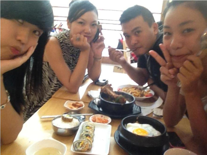 "Cũng như cơm Việt Nam, sushi là món người Nhật dùng để ăn cho chắc bụng. Sushi là một trong những món không bao giờ thiếu trong các bữa ăn của người Nhật. Đặc biệt, những ngày lễ truyền thống, sushi xuất hiện trên bàn tiệc với đủ màu sắc, mùi vị. Cuối tuần tôi thường rủ bạn bè đi ăn sushi ở bên ngoài. Đây là một món ăn đơn giản nhưng được nhiều người yêu thích. Nguyên liệu chính để làm món này là cơm trộn giấm kết hợp với các loại thức ăn như cá sống, trứng cá, rau củ, wasabi (mù-tạt). Món ăn được gói bằng rong biển. Khi thưởng thức, bạn có thể cắt sushi thành từng khoanh đẹp mắt. Với sushi, hãy thưởng thức ngay khi món ăn vừa được dọn ra. Lúc này, miếng rong biển bọc ngoài vẫn còn giòn. Sushi thường được dùng kèm nước tương đậu nành đậm đà hương vị Umami. Nếu dùng thêm wasabi, bạn nên cho từ từ từng chút vào bát riêng, đến khi có được độ cay mong muốn. Món ăn thơm ngon, bắt mắt kích thích vị giác của mọi người, cứ muốn ăn mãi không thôi" "Cũng như cơm Việt Nam, sushi là món người Nhật dùng để ăn cho chắc bụng. Sushi là một trong những món không bao giờ thiếu trong các bữa ăn của người Nhật. Đặc biệt, những ngày lễ truyền thống, sushi xuất hiện trên bàn tiệc với đủ màu sắc, mùi vị. Cuối tuần tôi thường rủ bạn bè đi ăn sushi ở bên ngoài. Đây là một món ăn đơn giản nhưng được nhiều người yêu thích. Nguyên liệu chính để làm món này là cơm trộn giấm kết hợp với các loại thức ăn như cá sống, trứng cá, rau củ, wasabi (mù-tạt). Món ăn được gói bằng rong biển. Khi thưởng thức, bạn có thể cắt sushi thành từng khoanh đẹp mắt. Với sushi, hãy thưởng thức ngay khi món ăn vừa được dọn ra. Lúc này, miếng rong biển bọc ngoài vẫn còn giòn. Sushi thường được dùng kèm nước tương đậu nành đậm đà hương vị Umami. Nếu dùng thêm wasabi, bạn nên cho từ từ từng chút vào bát riêng, đến khi có được độ cay mong muốn. Món ăn thơm ngon, bắt mắt kích thích vị giác của mọi người, cứ muốn ăn mãi không thôi"