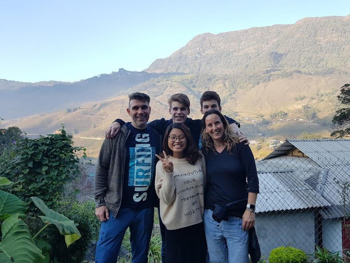 Thanh Nhàn và những vị khách nước ngoài. (Ảnh: NVCC)