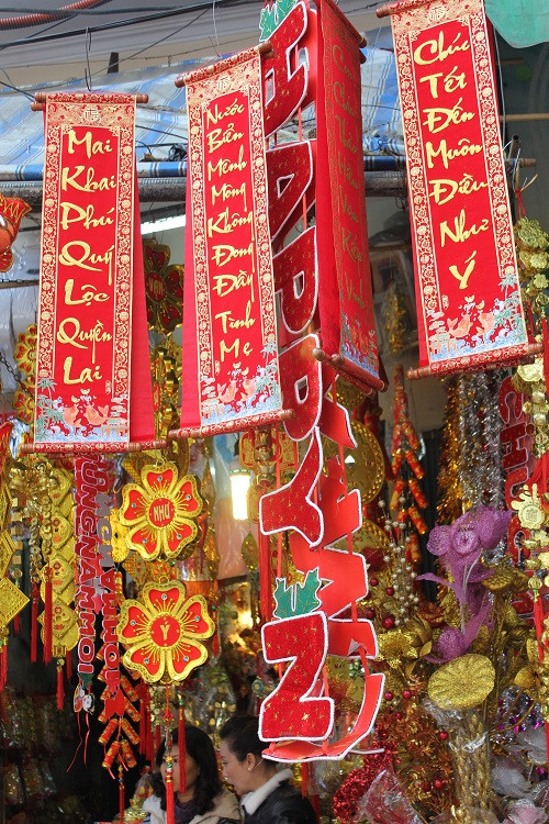 Những câu đối ngày tết đầy ý nghĩa được treo bán